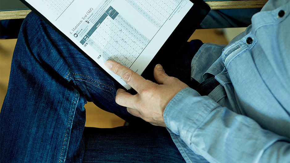 Fokus auf das Ausfüllen eines Formulares, dass zur Psychodiagnostik dient